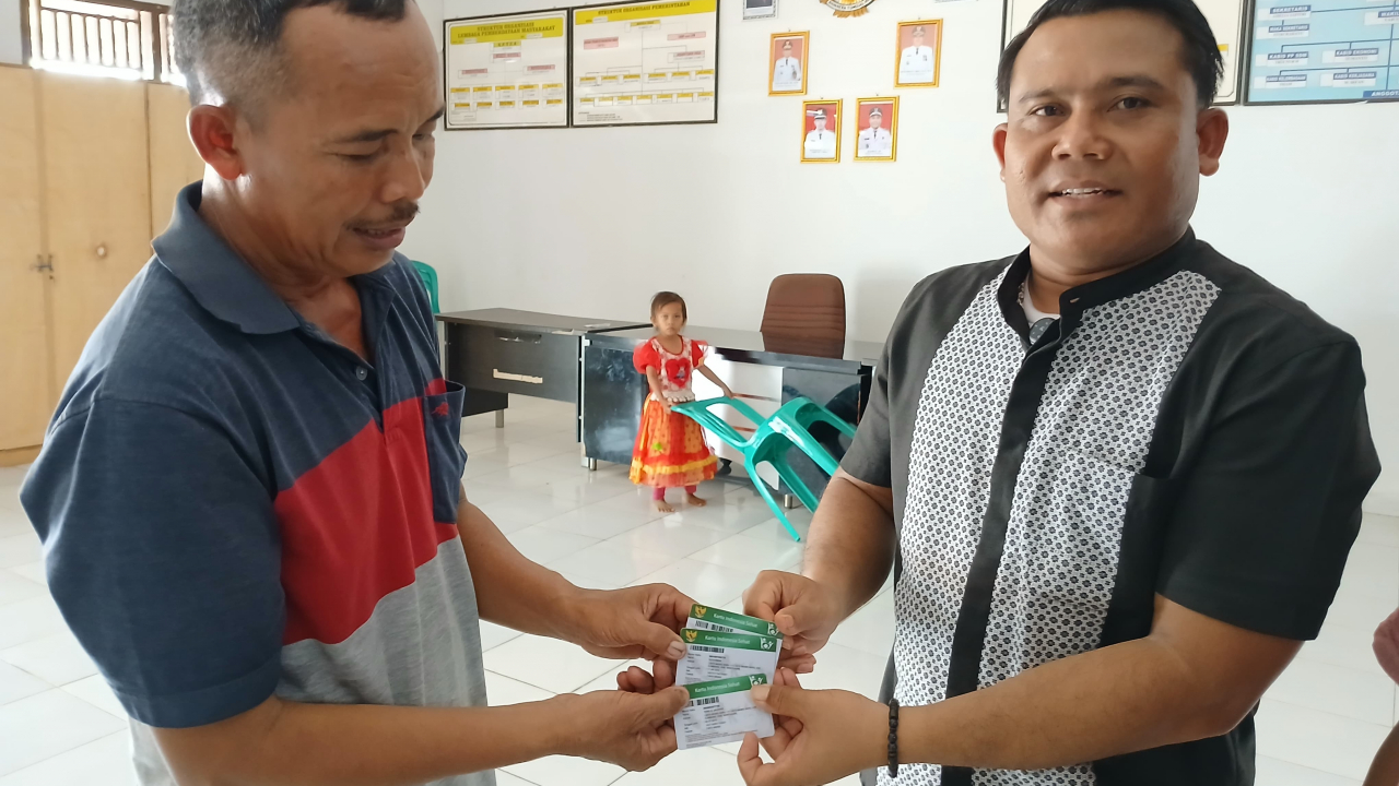 Bapak Rahmat, Sp. Kepala Desa Sidomulyo Lakukan Pelayanan Langsung Pembuatan BPJS Kesehatan