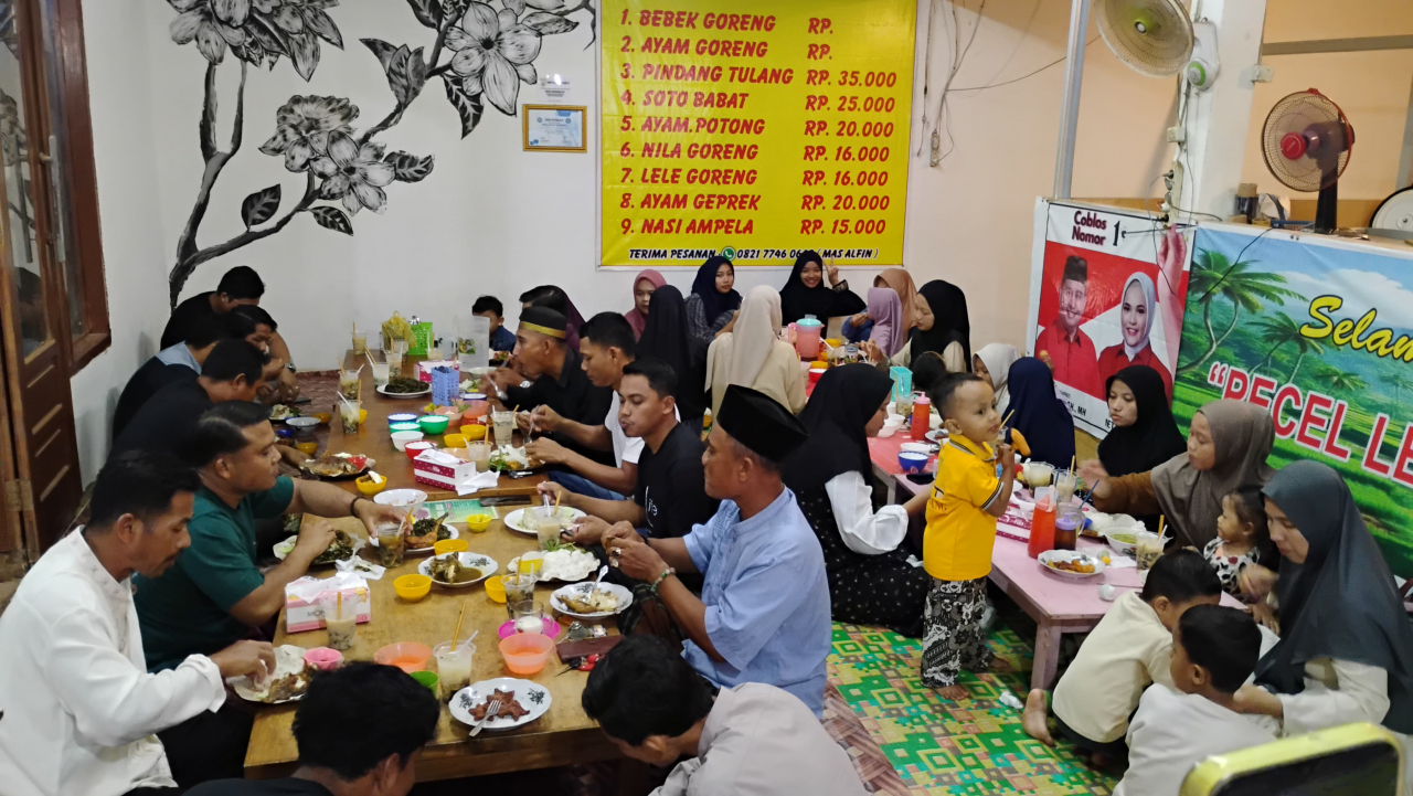 Bapak Kades Sidomulyo, Bapak Rahmat, Sp, Menghadiri Acara Buka Bersama dengan Seluruh Perangkat Desa Sidomulyo