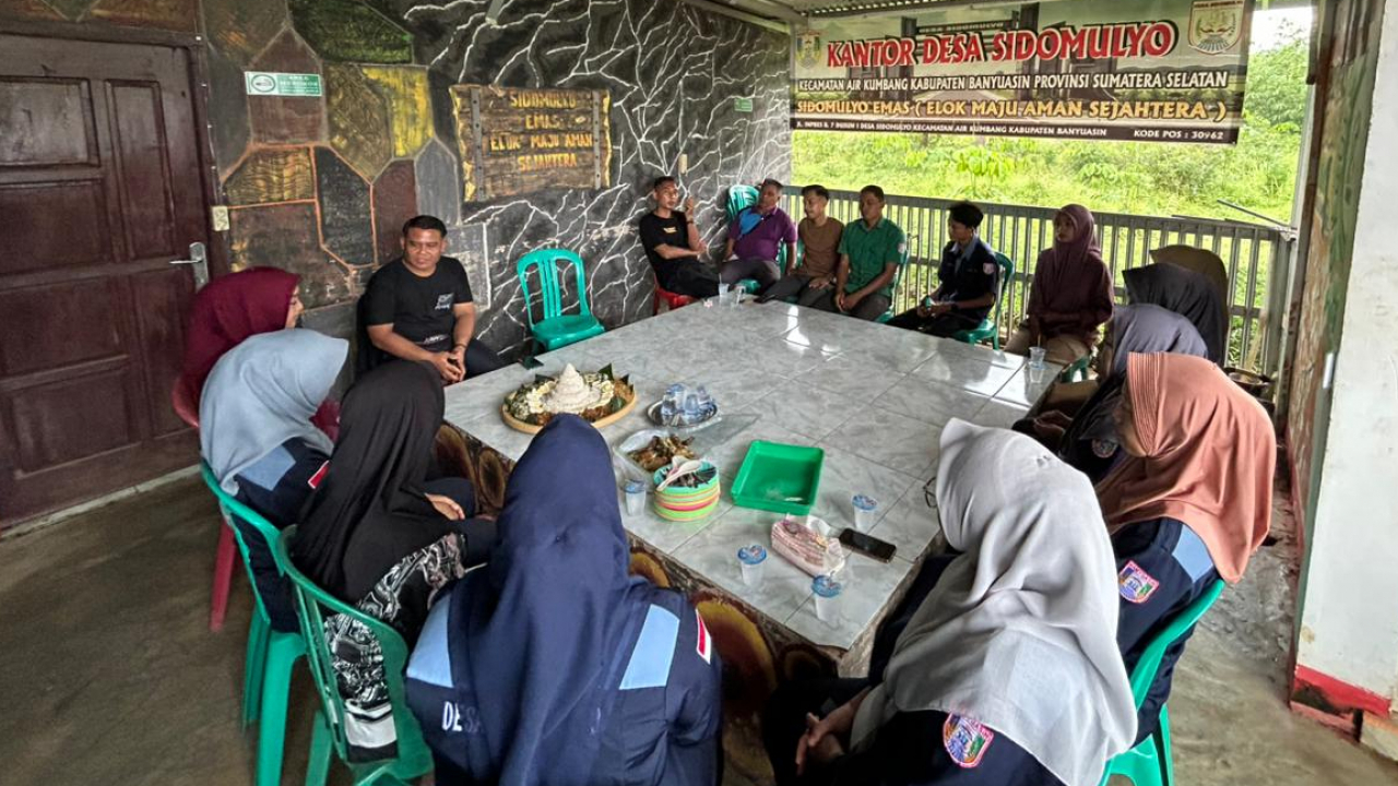 Kebersamaan Pemerintah Desa Sidomulyo: Pak Kades Rahmat Makan Bersama Perangkat dan Staf