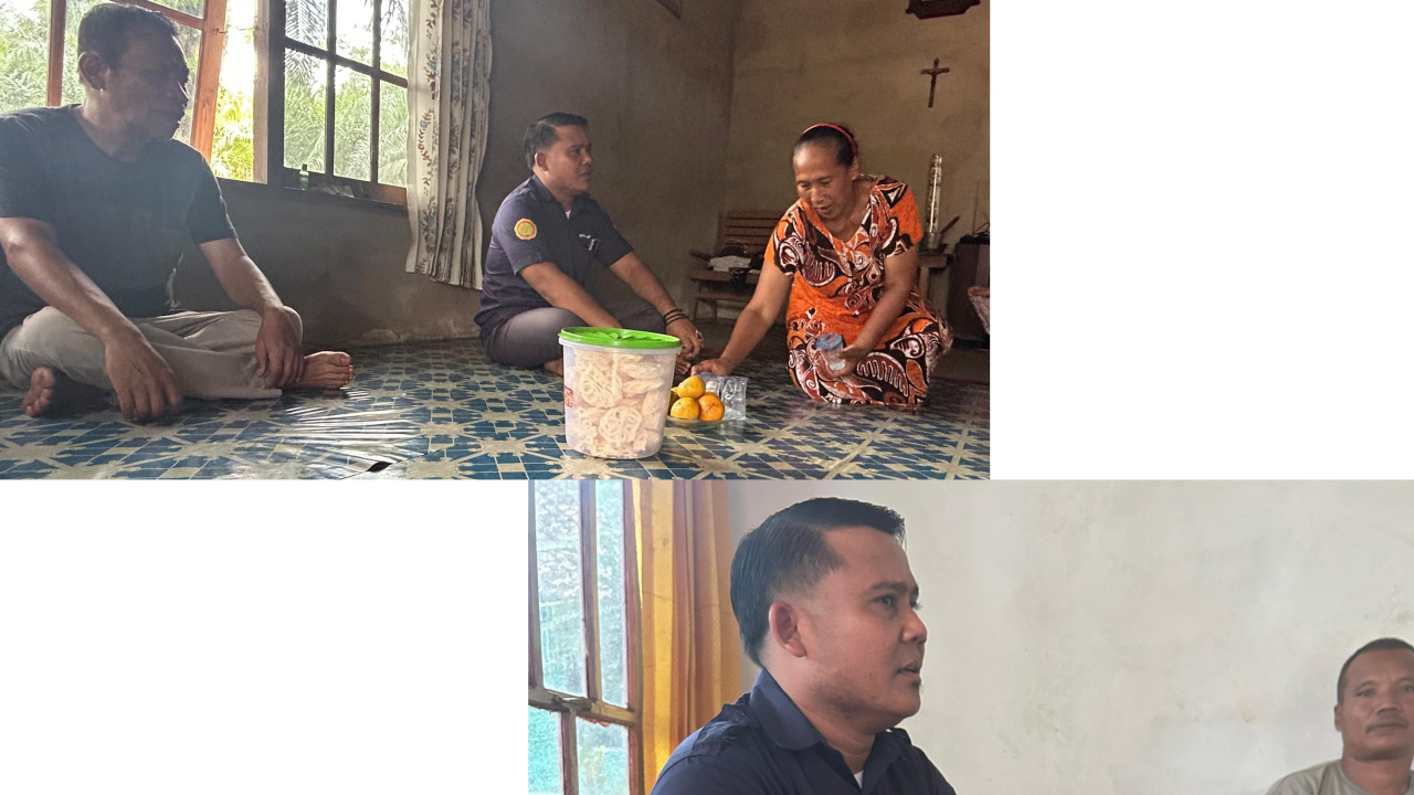 Kepala Desa Sidomulyo, Bapak Rahmat, Berikan Santunan kepada Warga yang Berduka