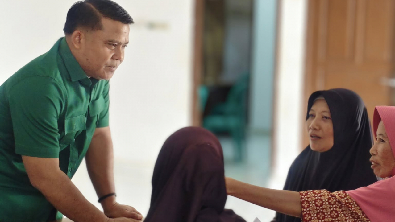 Kepala Desa Sidomulyo, Bapak Rahmat, Sapa dan Layani Langsung Warga yang Mengurus BPJS Kesehatan