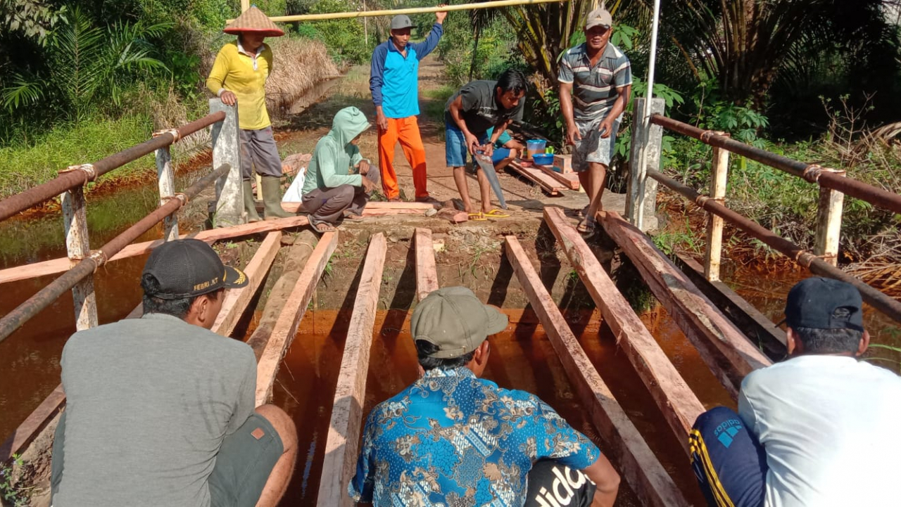 Warga Desa Sidomulyo Kecamatan Air Kumbang Kabupaten Banyuasin Gotong Royong Perbaiki Jembatan Rusak Demi Keselamatan Bersama