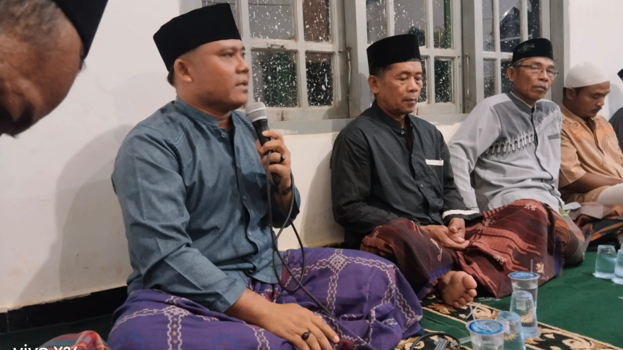 Bapak Rahmat, SP, Kepala Desa Sidomulyo Hadiri Acara Isra' Mi'raj di Masjid Al Iman Desa Sidomulyo, Kecamatan Air Kumbang