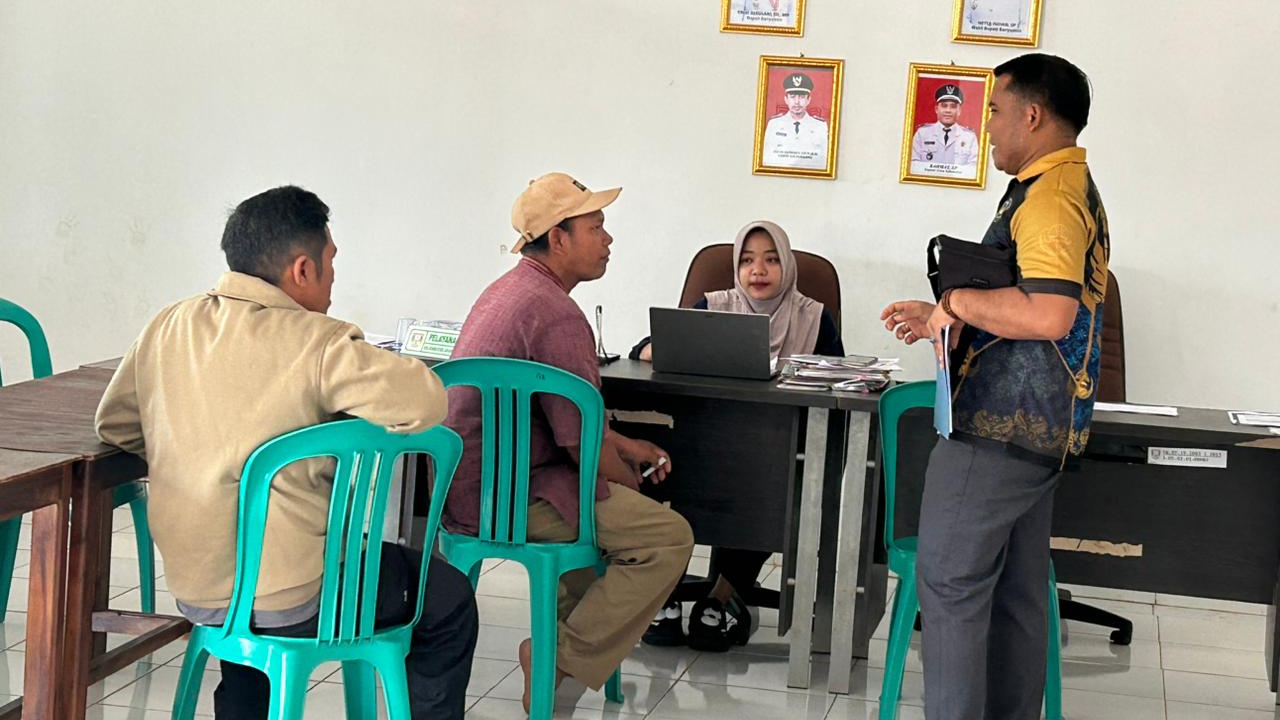 Pak Kades Rahmat Melayani Warga di Hari Jum’at Berkah Bulan Puasa