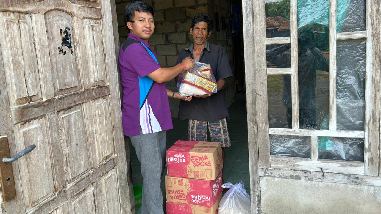 Kepala Desa Sidomulyo, Pak Rahmat, Santuni Warga yang Mengalami Musibah