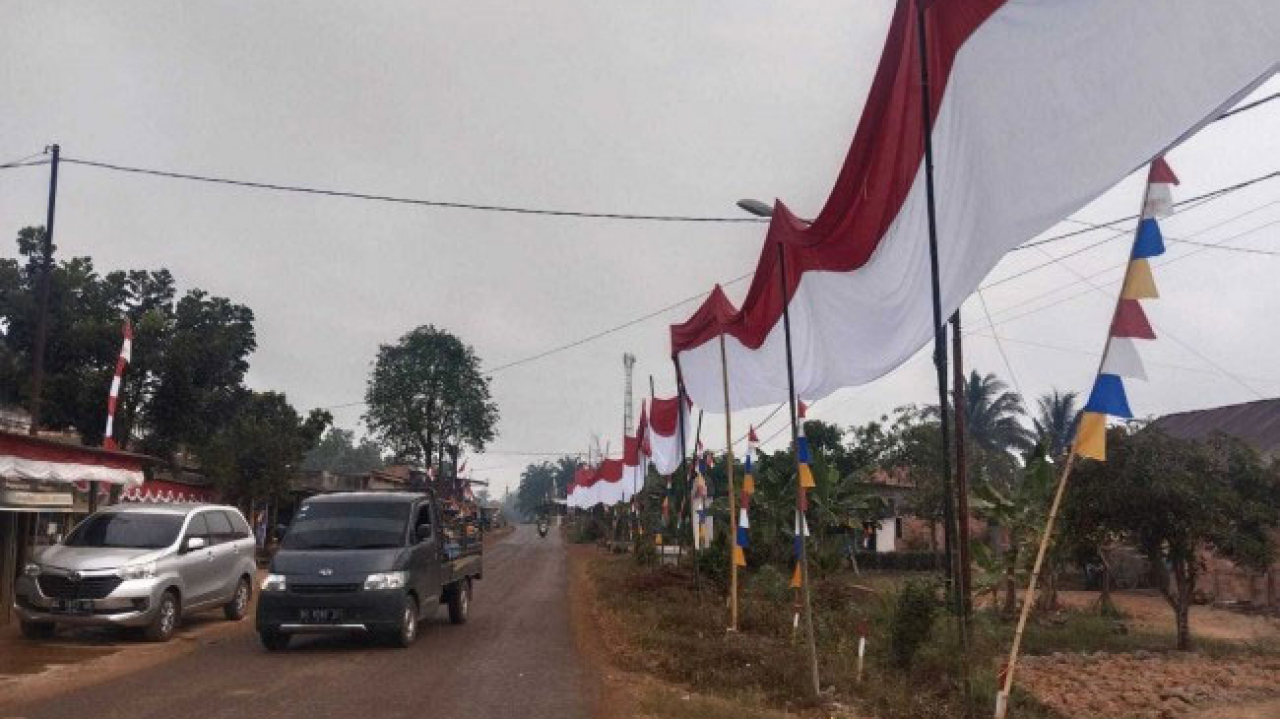 Jelang peringatan HUT RI ke 78, Pemdes Sidomulyo kibarkan Bendera Merah Putih Sepanjang 324 Meter