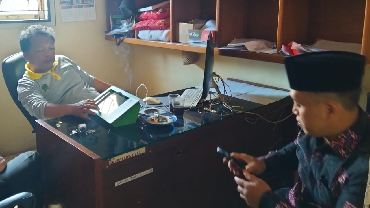 Penyerahan Peralatan Administrasi dari PT Digital Desa kepada Pemerintah Desa Baru Manis