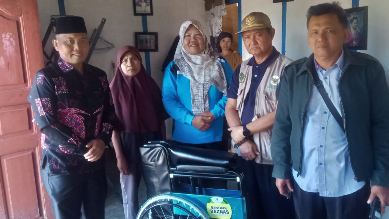 Penyaluran Bantuan Kursi Roda untuk Penyandang Disabilitas di Desa Baru Manis
