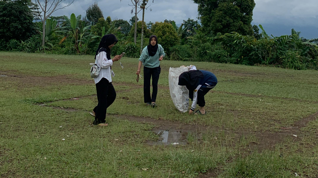 Mahasiswa KKN dan Panitia Bersihkan Lapangan Desa Baru Manis Pasca Perayaan HUT Ke-80 RI