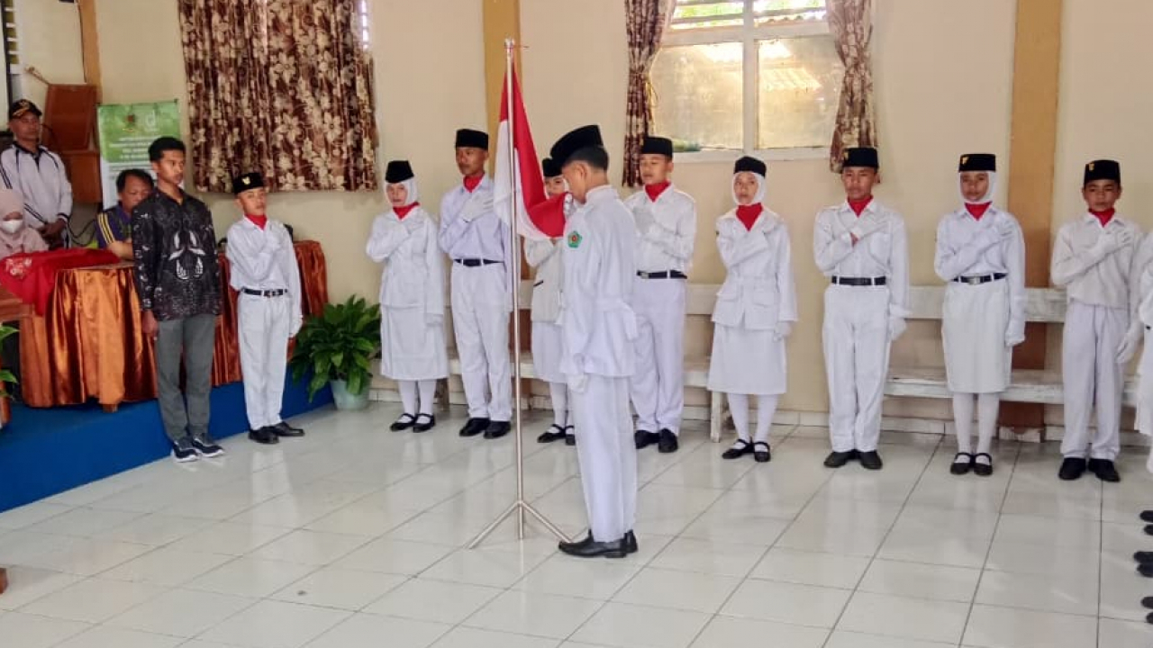 Pengukuhan Paskibraka Desa Baru Manis untuk HUT Ke-80 KEMRI