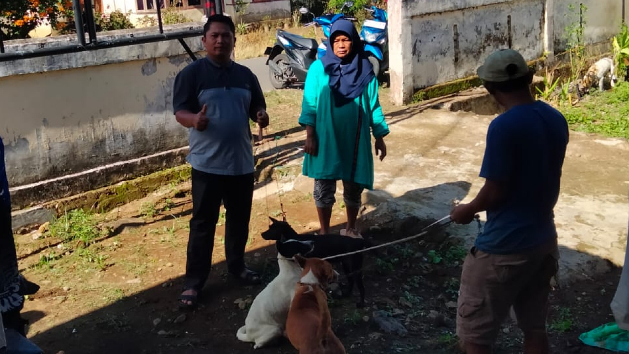 Suntik Rabies Gratis, Warga Desa Purwodadi Antusias Bawa Hewan Peliharaan