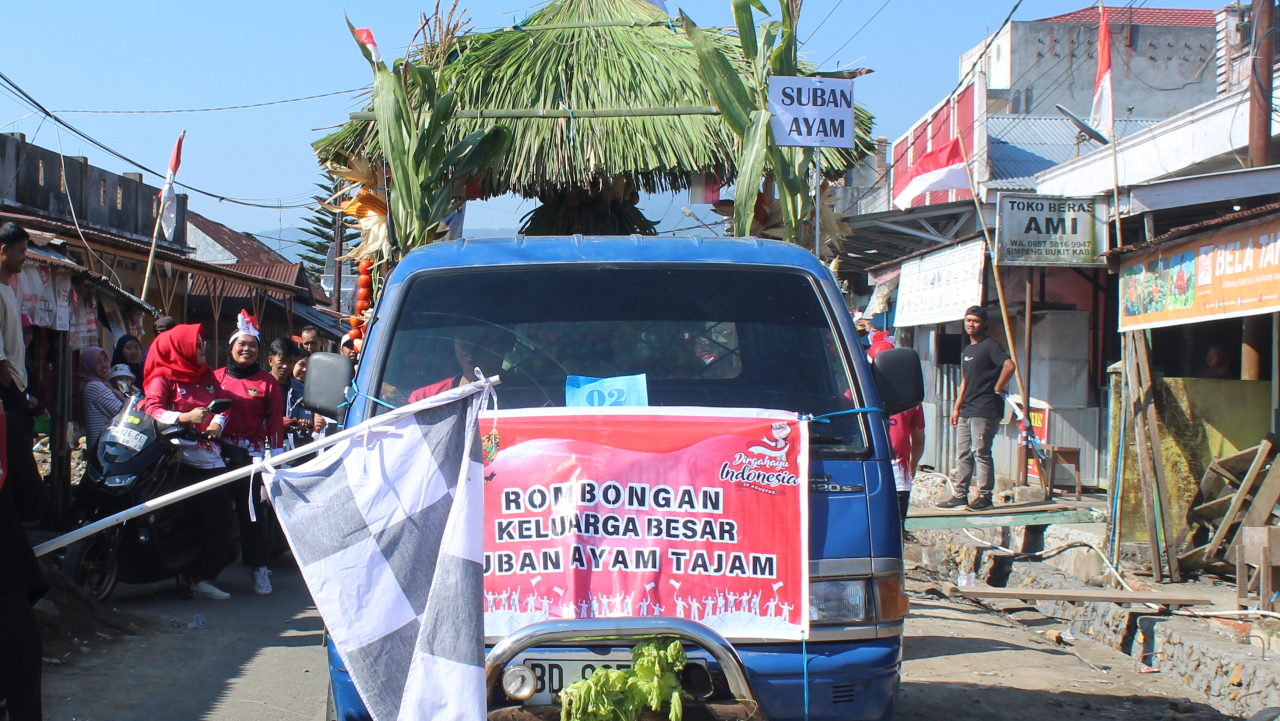 GUNUNGAN DI KARNAVAL HUT RI KE 79