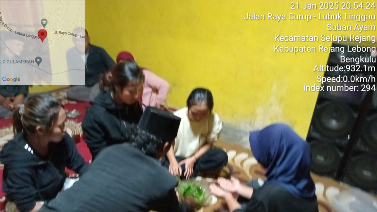DAMAI, BEBERAPA GADIS LAKUKAN SETEPUNG SETAWAR