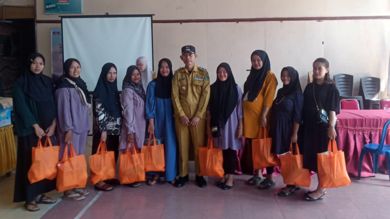 Pembagian Makanan Tambahan untuk Pencegahan Stunting di Desa Suban Ayam
