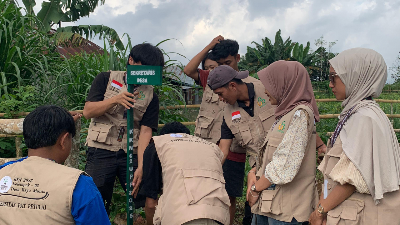 Peningkatan Identitas Pemerintahan Desa: Mahasiswa KKN Kelompok II Universitas Pat Petulai Tahun 2025 Pasang Plang Perangkat Desa di Desa Kayu Manis