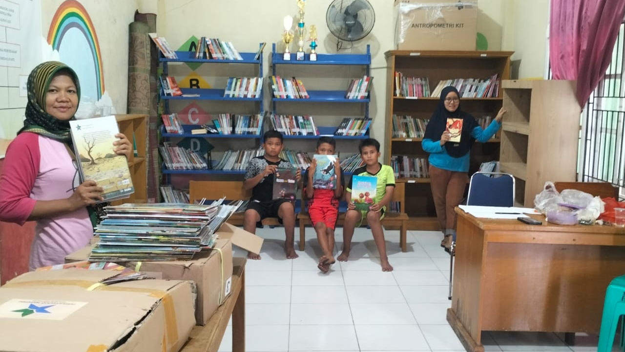 Bantuan 1000  Buku Bacaan ke Perpustakaan Melati  Desa Air Dingin