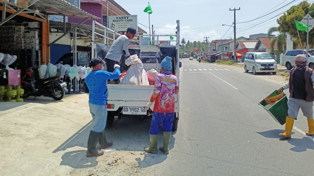 Pengaktifan Pengangkutan Sampah Rumah di Desa Air Dingin