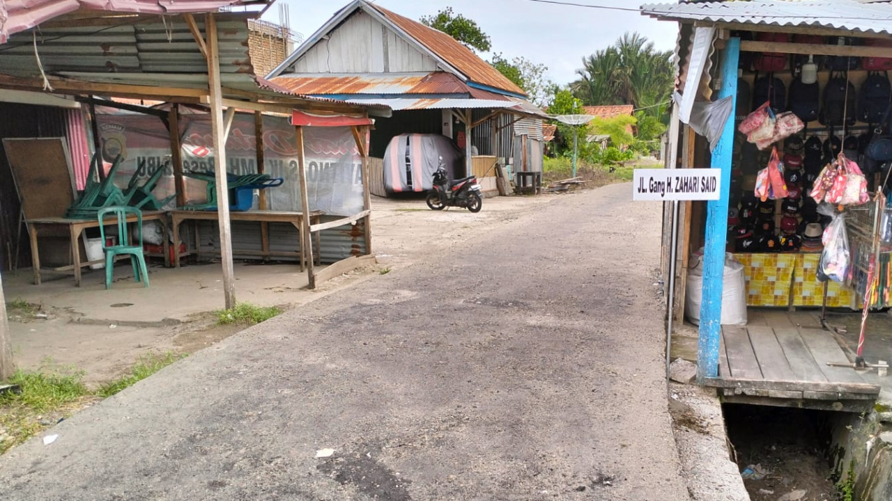 Pembangunan Infrastruktur Jalan Rabat di Desa Air Dingin melalui Hibah Agsa Nurdin