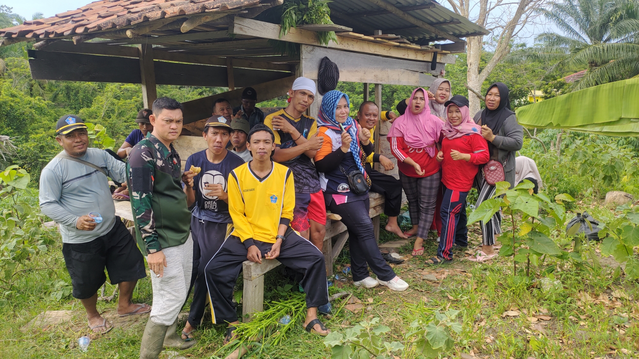Penanaman Pohon di Kebun Desa Jembatan Dua