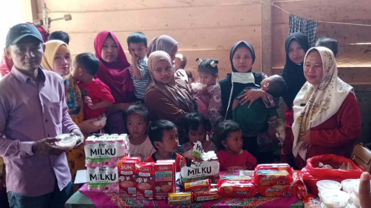 Pemdes Sinar Mulya Bagikan Susu Gratis dan Makanan Tambahan Kepada Masyarakat
