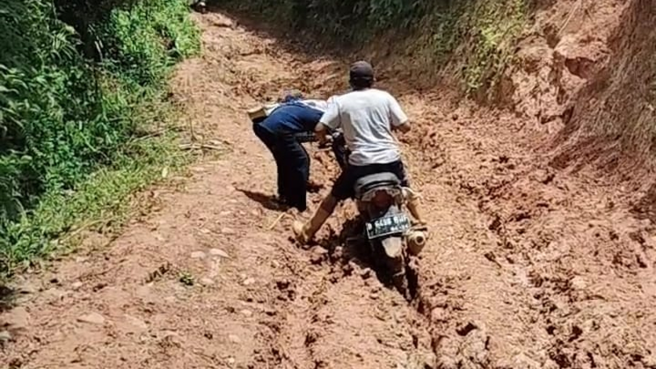 Jalan Lumpuh, Desa Sinar Mulya Terisolasi