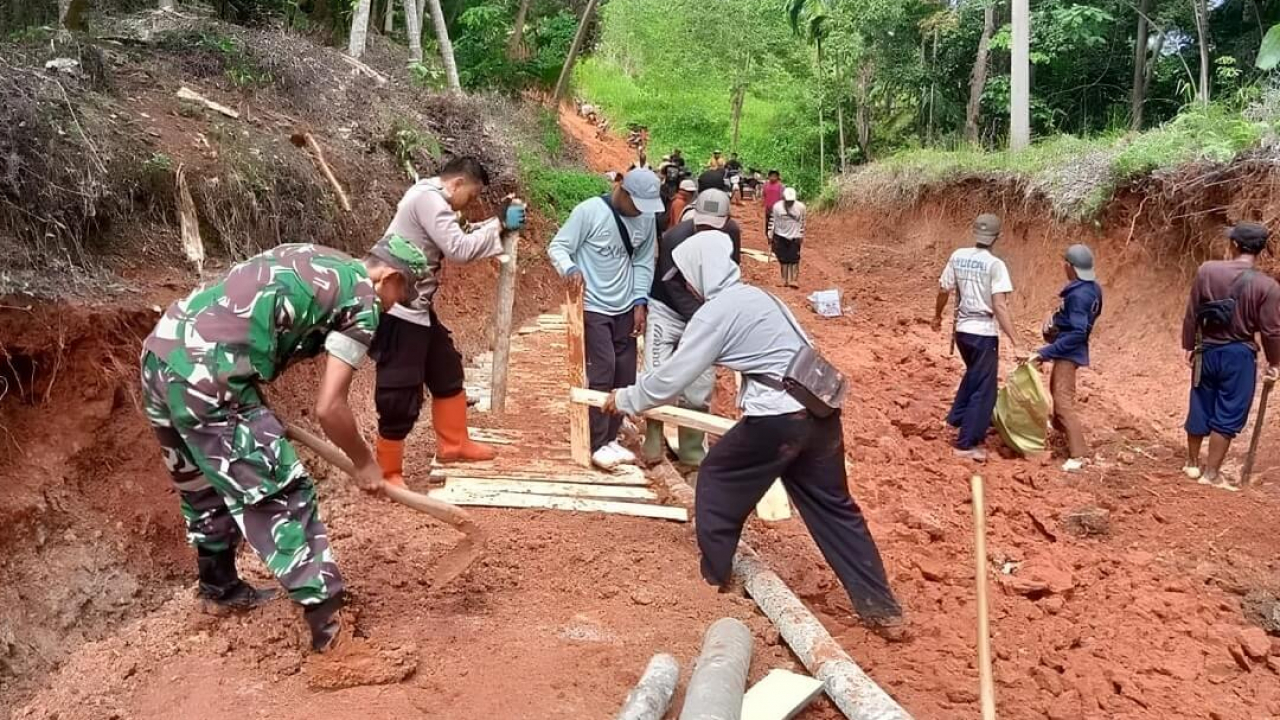 Sinergi Pemdes Dan Masyarakat : Goto-Royong Perbaiki Jalan Aspal Merah