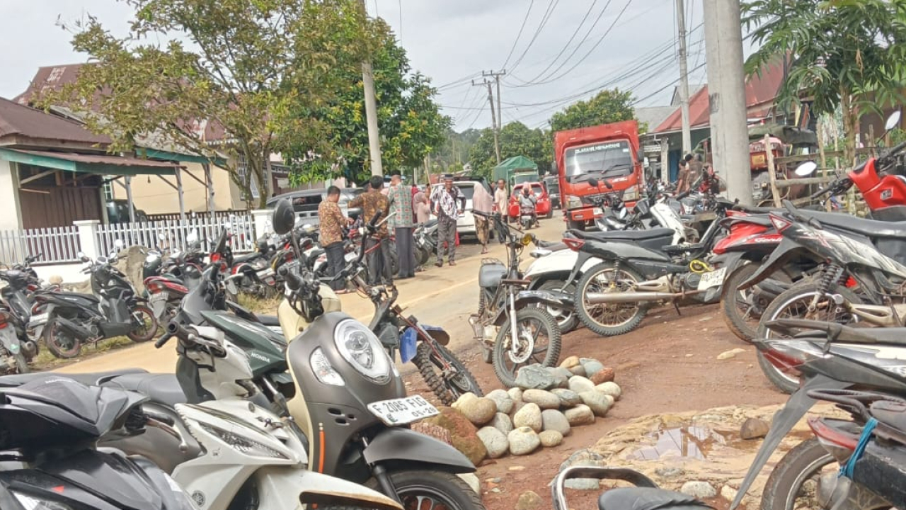 Suasana parkiran pesta di desa tanjung ganti 1