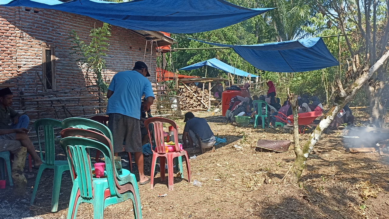 Gotong Royong Merendang di Desa Tanjung Ganti I