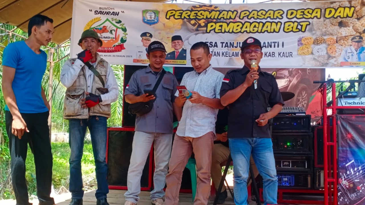 Awak Media Ikut  Partisifasi Dalam Peresmian Pasar Harian DEsa