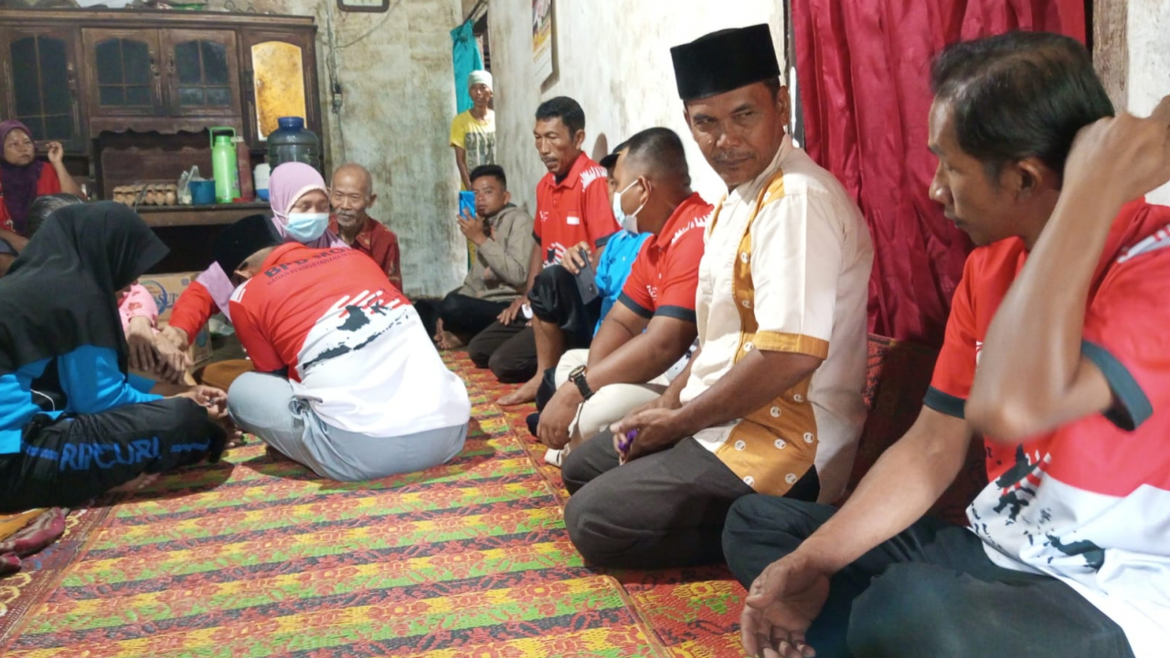 Kepala Desa Margo Sari Beserta Perangkat Dan BPD Sambangi Keluarga Lansia