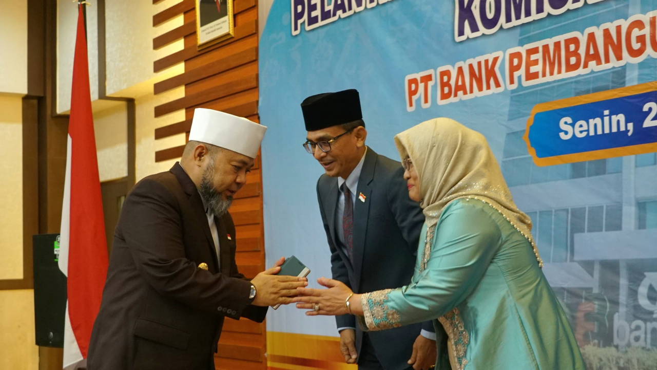 Perkuat Struktur Kepemimpinan untuk Bantu Rakyat, Gubernur Helmi Lantik Riduan sebagai Komisaris Independen Bank Bengkulu