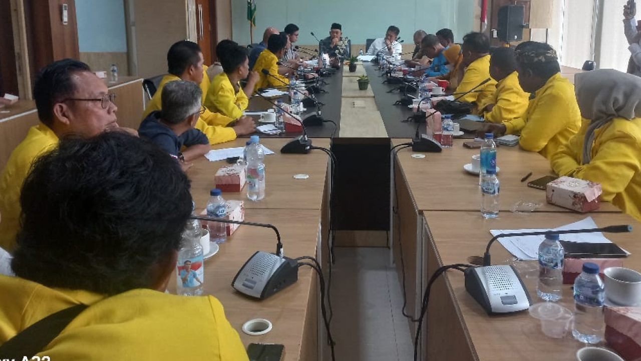 Ratusan Mahasiswa Penerima Besiswa Dari Unsur Kepala Desa, BPD, Sekdes Dan Perangkat Desa Datangi DPRD Bengkulu Terkait Pemutusan Beasiswa.