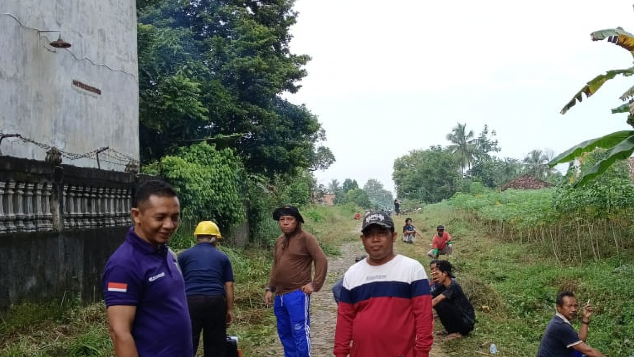 Kepala Kampung Bujuk Agung Iskandar Turun Langsung Gotong Royong Bersama Warga Jaga Lingkungan