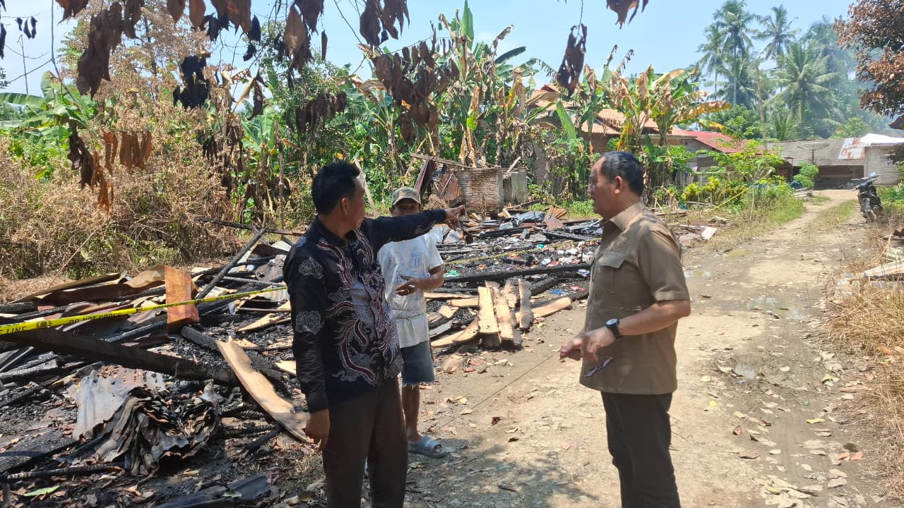 H. AM. SYAFI`I, S.Ag Anggota DPRD Lampung Salurkan Bantuan Korban Kebakaran diPekon Sukajaya