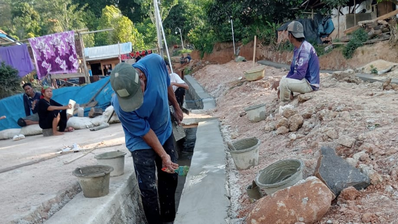 Peningkatan Infrastruktur Desa Bayas Jaya: Pembangunan Drainase di Dusun 7 Sianr Jaya