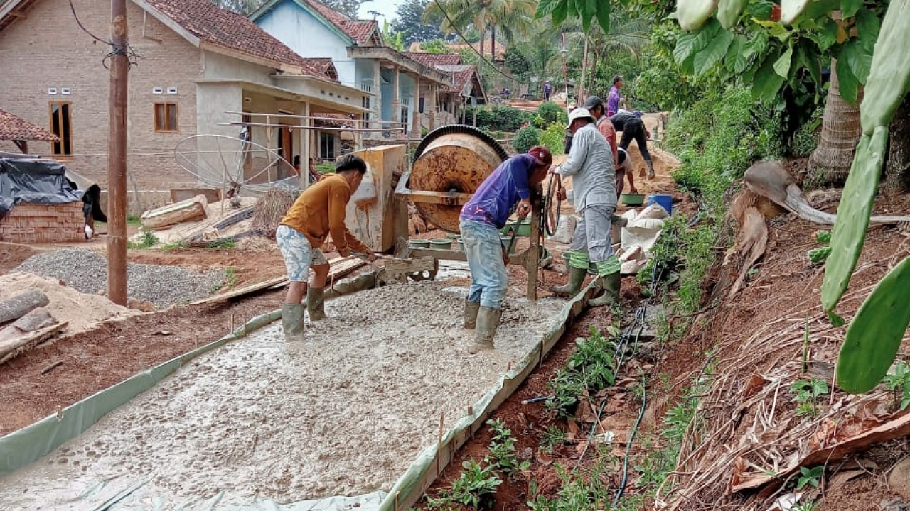 Peningkatan Infrastruktur Jalan Lingkungan di Dusun 5 Sintuk, Desa Bayas Jaya