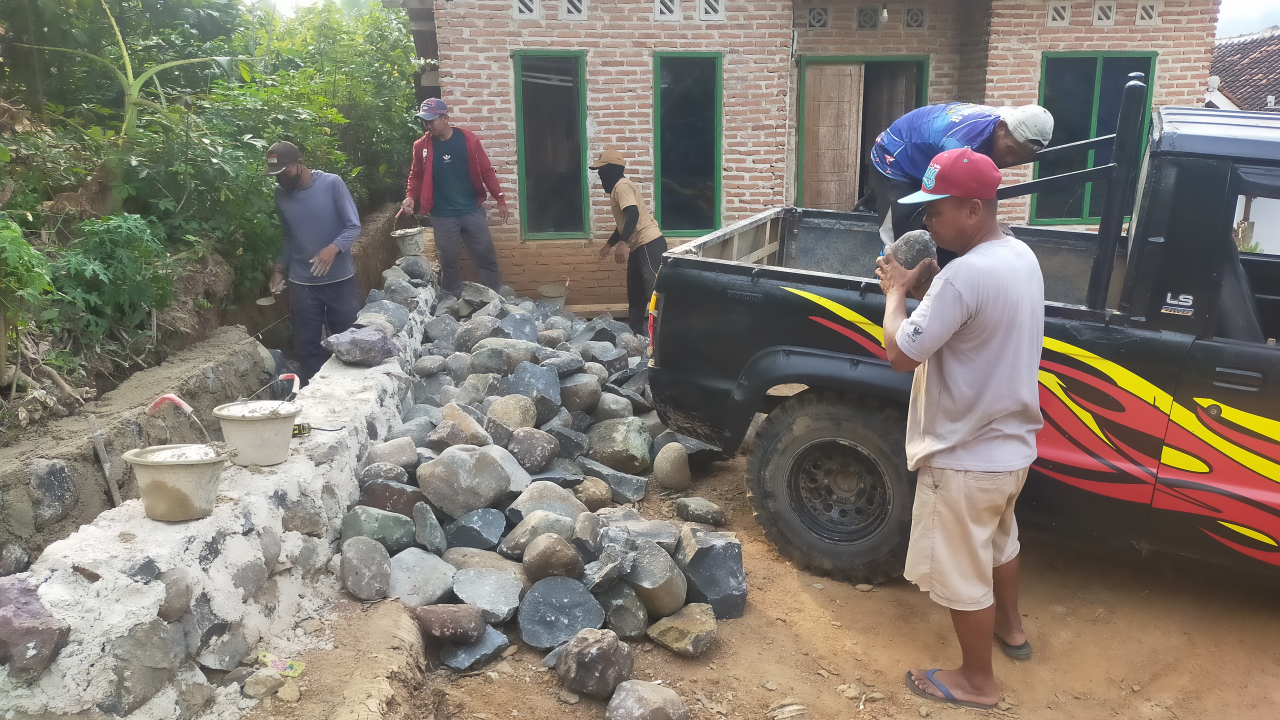 Peningkatan Infrastruktur Desa: Pembangunan Drainase di Dusun Satu, Bayas Jaya