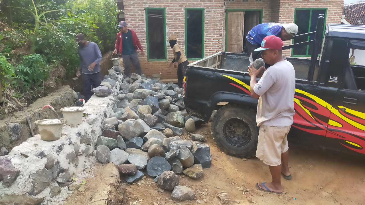 Pembangunan Drainase di Dusun Satu, Bayas Jaya