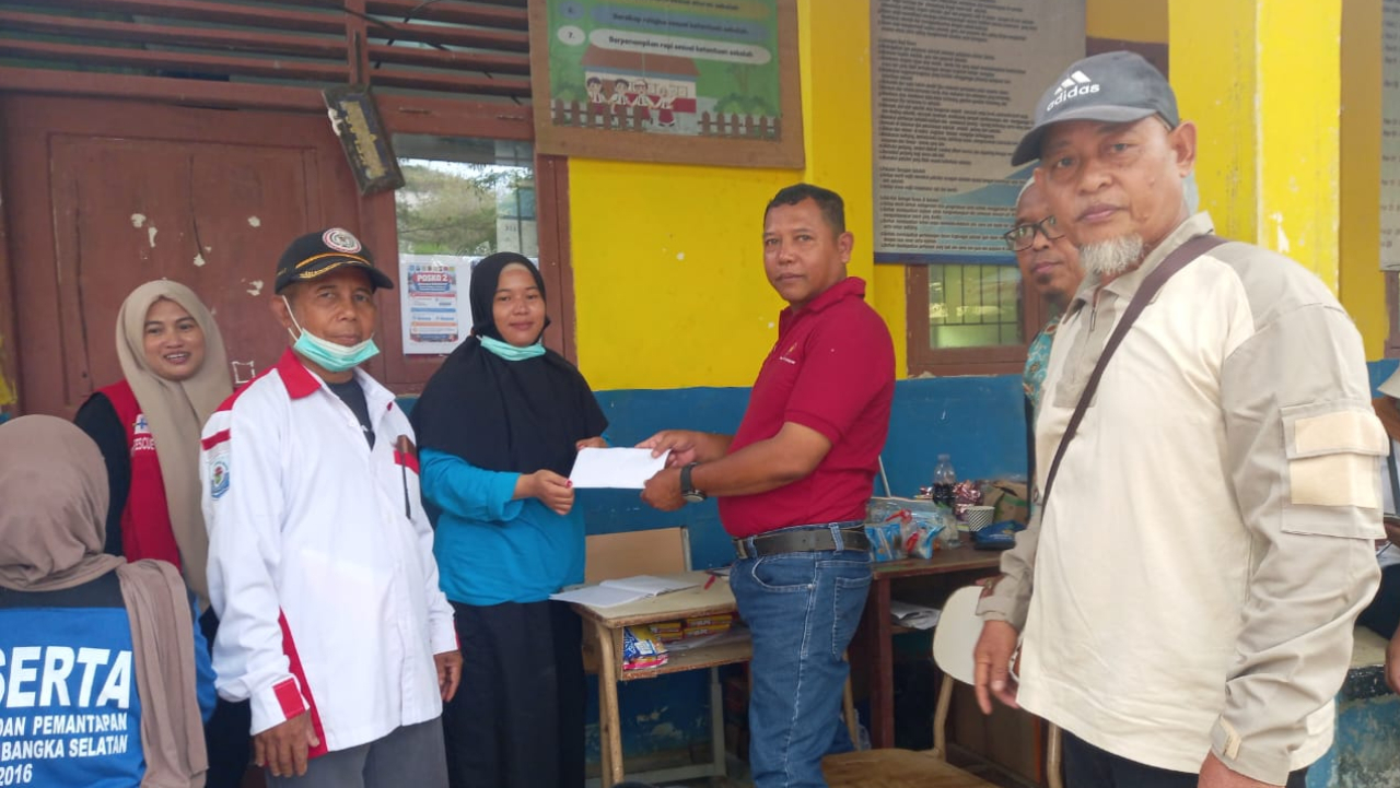 Peduli Sesama, Pemerintah Desa Gadung Salurkan Bantuan untuk Korban Kebakaran Dusun Serdang Desa Jelutung II