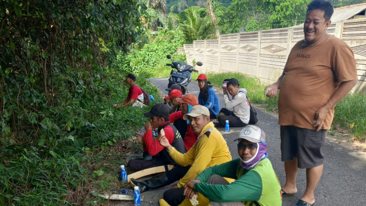 Optimalisasi Akses Jalan Desa Melalui Padat Karya Tunai di Desa Gadung