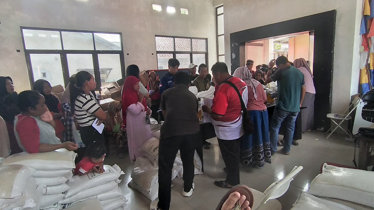 Penyaluran Bantuan Pangan 558 KPM di Desa Gadung Berjalan Lancar