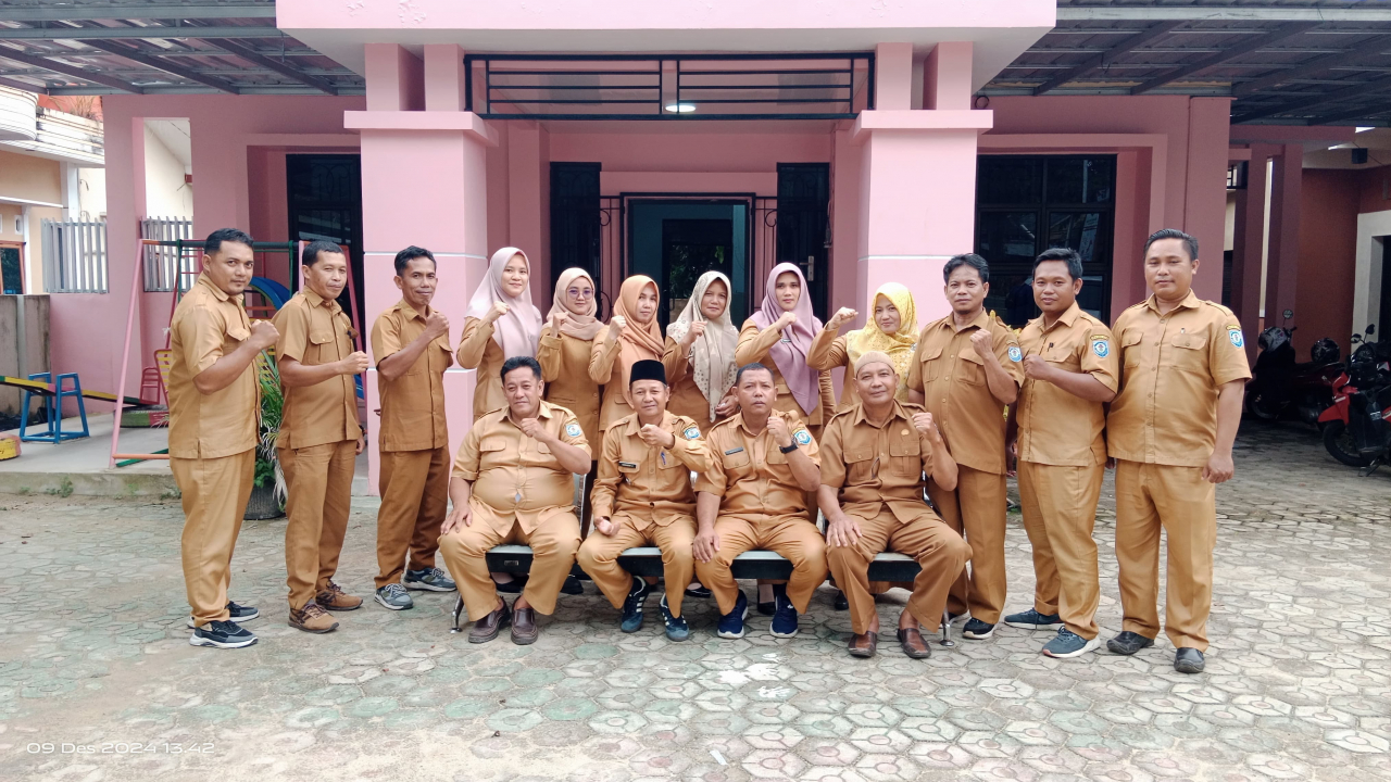 Tim Agen Desa Cantik Gadung Abadikan Kebersamaan dalam Foto Bersama Akris dan Aktor Model
