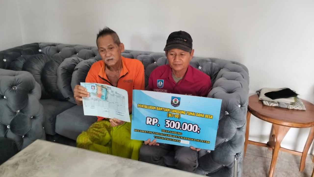 BLT Desa Gadung Disalurkan, Bantu Ekonomi Warga