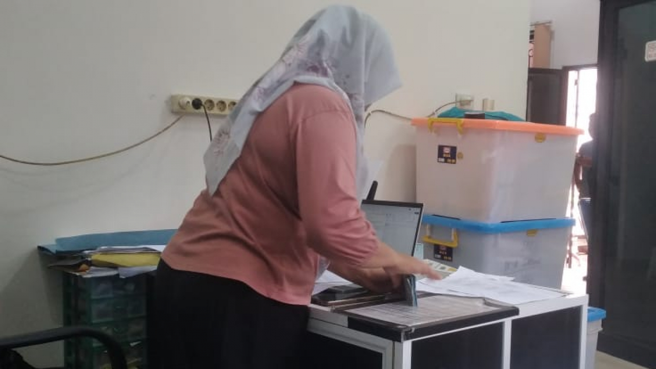 Penyaluran Tunjangan Hari Raya Aparatur Desa Gadung