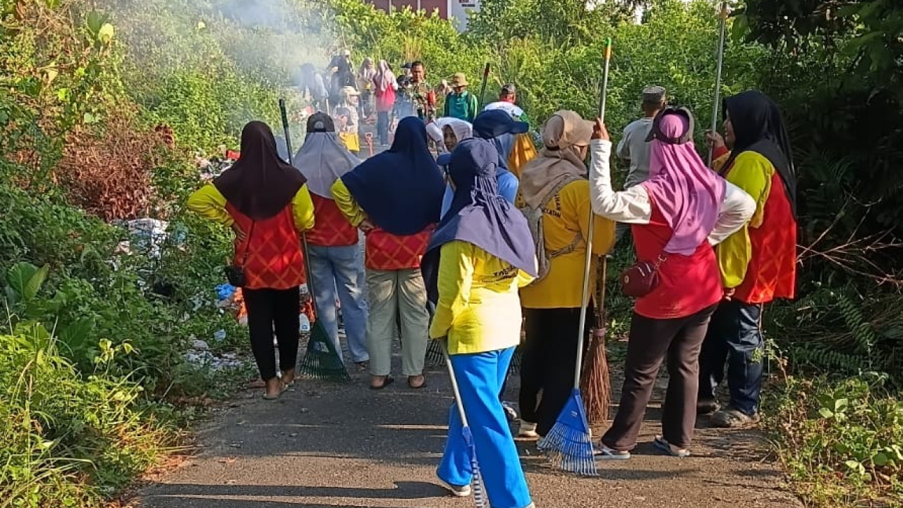 Gotong Royong Bersihkan Sampah di Desa Gadung Bangka Selatan