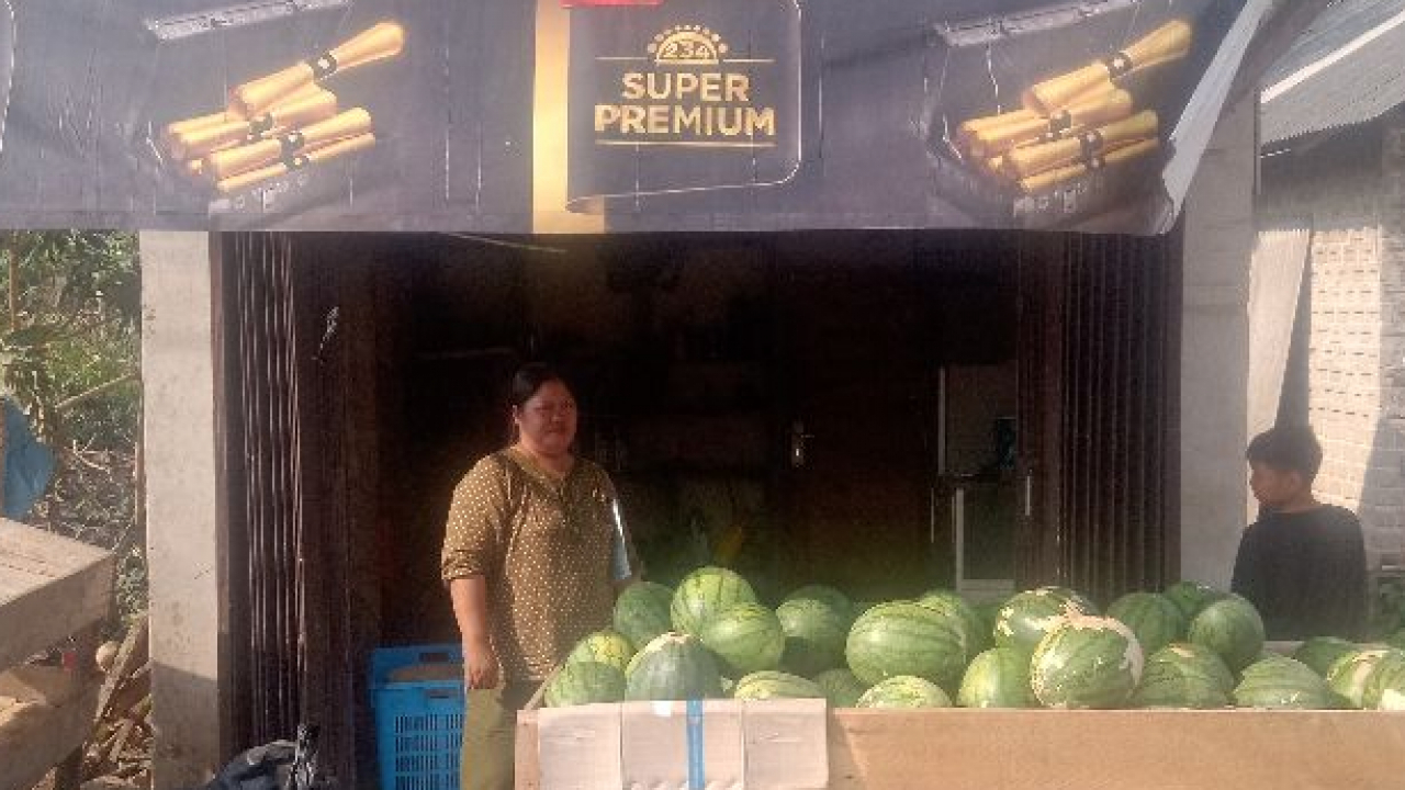Jualan buah Liana