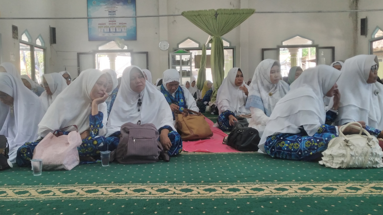 **Muslimah Bangka Selatan Ramaikan BKMT di Masjid Nurul Iman**
