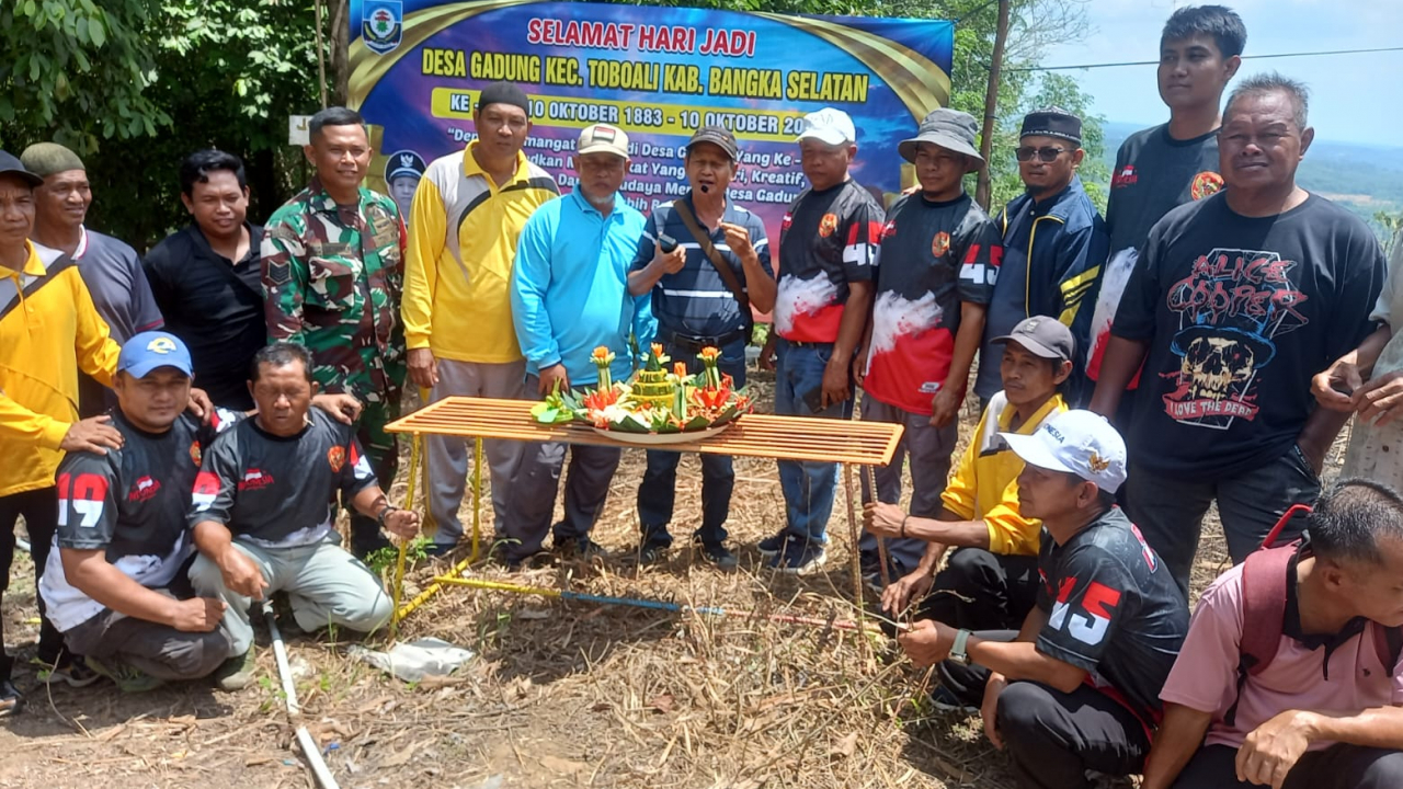 Doa Bersama di Puncak Gunong Gadung: HUT Desa Gadung ke-142