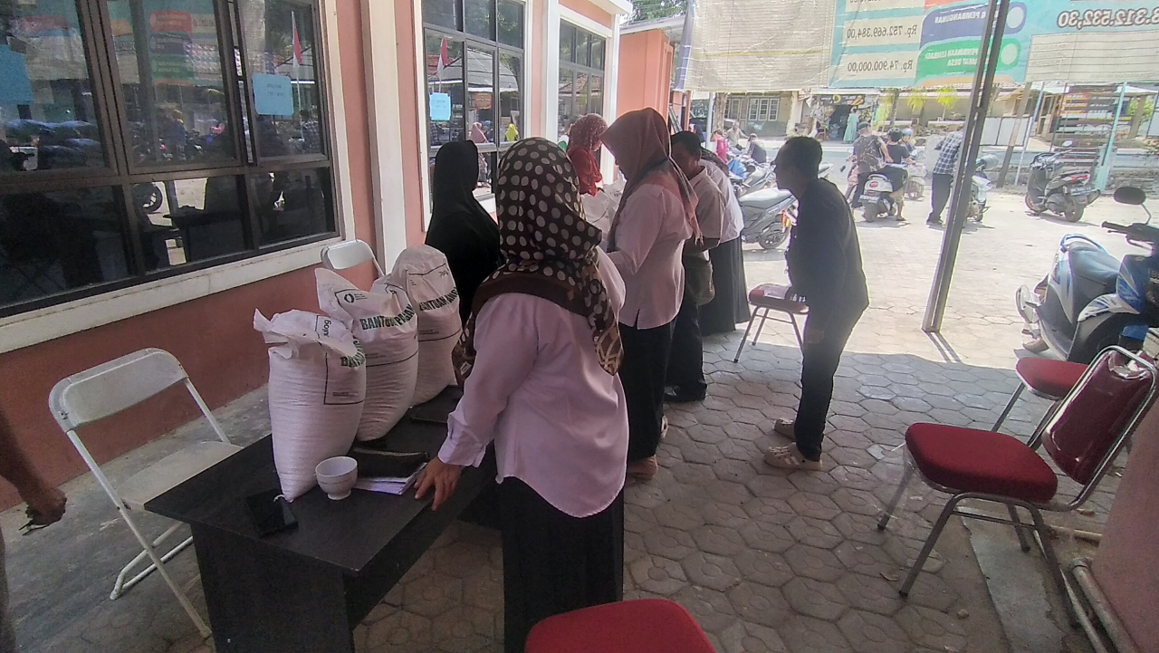Penyaluran Bantuan Beras 561 KPM di Desa Gadung Toboali