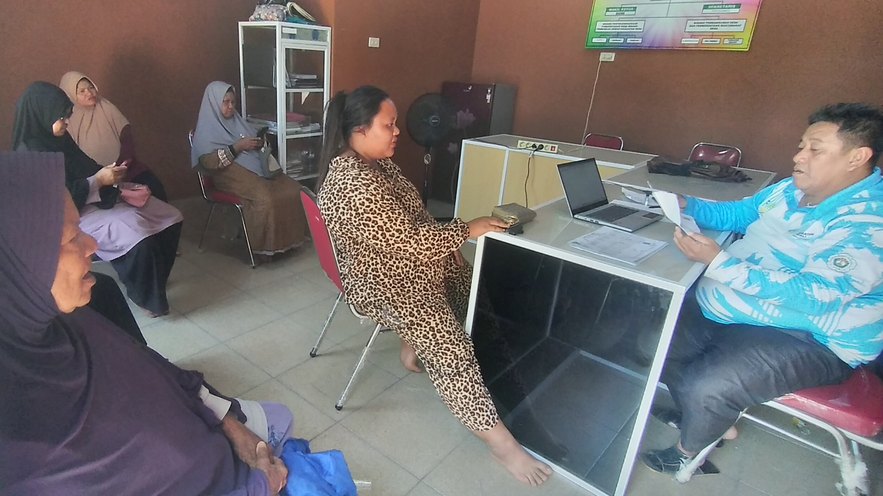 POSKO PENGAJUAN PERUBAHAN DESIL DI KANTOR BPD DESA GADUNG DI SERBU WARGA